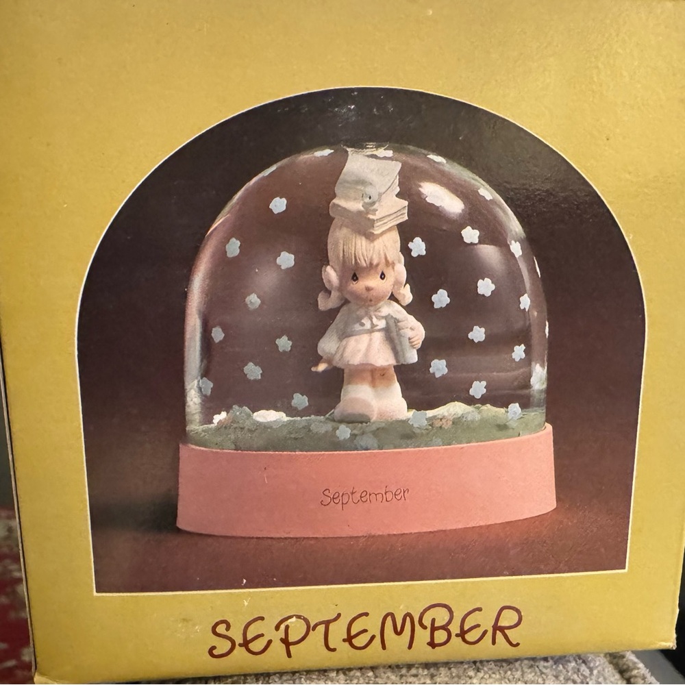 Enesco Precious Moments September Water Dome - Gold and Red